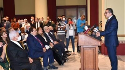 وزير السياحة والآثار يشارك بحفل تكريم جامعة تشارلز التشيكية لـ زاهي حواس