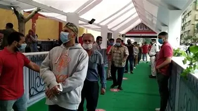 كواشف لقياس الحرارة وكمامات.. الناخبون يتوافدون على مدرسة عابدين الثانوية بنات (فيديو)