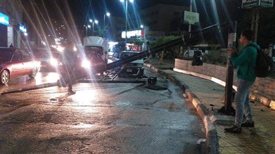 تفاصيل سقوط إشارة مرور بسبب الأمطار والرعد في المنصورة (صور)