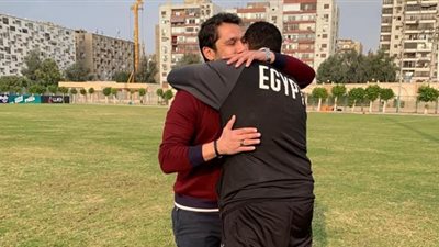 لمتابعة نجله.. أحمد حسن في مباراة منتخب الشباب والنجوم