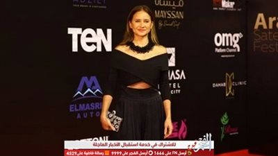 نيللي كريم تظهر ببطن مكشوف على ريد كاربت مهرجان الفضائيات
