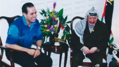 حكيم يرد على محمد رمضان بصورة نادرة له مع الرئيس الفلسطيني الراحل ياسر عرفات