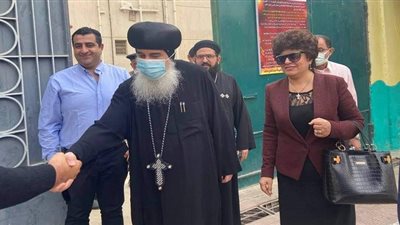أسقف بني سويف يدلي بصوته في جولة الإعادة لانتخابات النواب