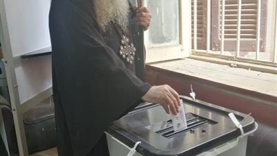 اسقف مغاغة يدلى بصوته في جولة الاعادة الخاصة بانتخابات مجلس النواب 