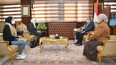 وزير التنمية المحلية يلتقي فتاة الصعيد صاحبة مبادرة 