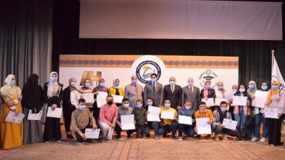 توزيع 23 منحة مجانية على طلاب جامعة بني سويف (صور)