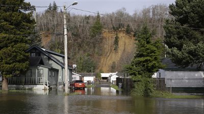 الأمطار تتسبب في تدمير المنازل بولاية ألاسكا الأمريكية