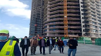 نائب رئيس هيئة المجتمعات العمرانية يتفقد أعمال التشطيبات بالأبراج الشاطئية بالعلمين الجديدة