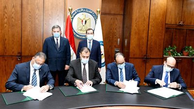 قطاع الأعمال توقع اتفاق لتسوية ديون بقيمة 13.5 مليار جنيه لصالح قطاعي البترول والكهرباء