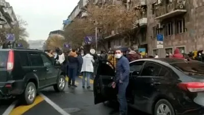 محتجون يطالبون باستقالة رئيس الوزراء بأرمينيا