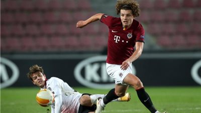 هاوجي يقود ميلان للفوز على سبارتا براغ في ختام مباريات مجموعات الدوري الأوروبي 