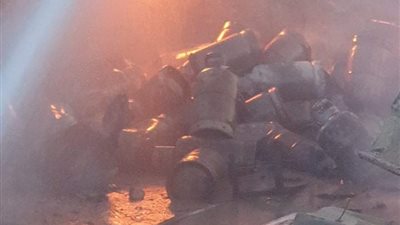 3 سيارات إطفاء لإخماد حريق اندلع في محل قطع غيار سيارات بالعمرانية