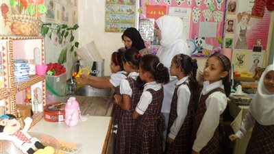 8 حالات تستوجب غسل الطفل يديه أثناء تواجده بالمدرسة.. اعرفها