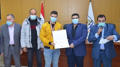 نائب محافظ بني سويف يُكرًم الطلاب المتميزين علميا والمتفوقين رياضياً (صور)