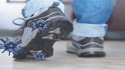 الصحة توضح.. هل تنقل الأحذية فيروس كورونا؟