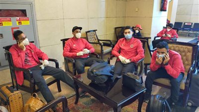 لاعبو الأهلي يتوافدون على مطار القاهرة استعدادا للسفر إلى النيجر