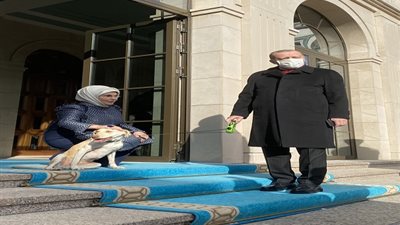 بعد تغريدة زوجته.. أردوغان يتجاهل معاناة الأتراك ويلتقط صورا تذكارية مع 