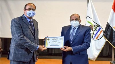 جامعة بني سويف تكرم عضو بالأمن الإداري لتفانيه في العمل