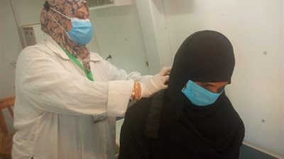 كشف وعلاج بالمجان.. قافلة طبية تفحص 1227 حالة مرضية ببني سويف (صور)