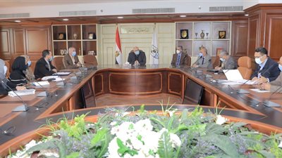 محافظ بني سويف يبحث اجراءات تسليم أعمال البنية الأساسية بالمناطق الصناعية