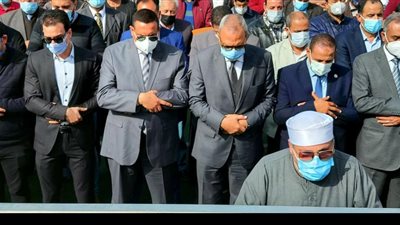 محافظا البحيرة والقليوبية يشهدان جنازة الدكتور حمدي الطباخ (صور)