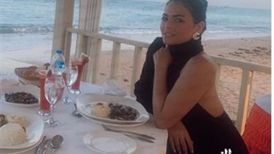 على البحر.. أسماء جلال تخطف الأنظار في أحدث ظهور