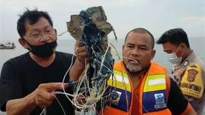 العثور على أحد الصندوقين الأسودين للطائرة الإندونيسية المنكوبة