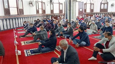 محافظ كفر الشيخ ووزير الرياضة يؤديان صلاة الجمعة بمسجد الاستاد (صور)