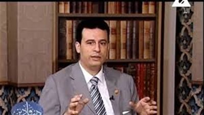 خبير تنمية بشرية: ضرب الزوجة يكون بالفراق وليس بالعصا (فيديو)