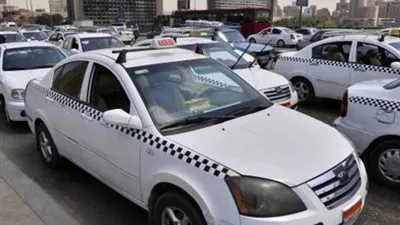 شاهد.. كيف أثرت جائحة كورونا على سائقي التاكسي؟ (فيديو)