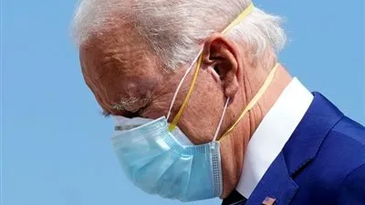 أضرار استخدام الكمامة لساعات طويلة ومتى يجب تغييرها؟.. استشاري يجيب (فيديو)