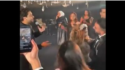 نادر حمدي وزوجته يرقصان على أغنية 