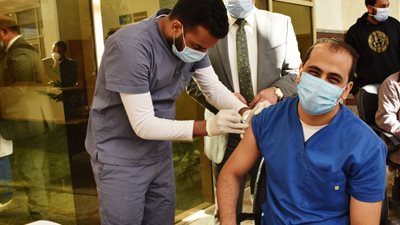 محافظ أسوان يعطى إشارة البدء لتطعيم جميع الأطقم الطبية بلقاح 