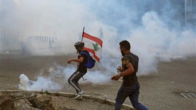 إصابة 220 شخصًا في مواجهات بين المحتجين وقوات الأمن بلبنان