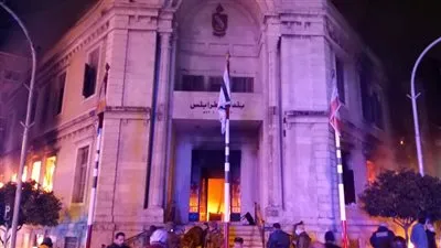المحتجون في لبنان يحرقون مبنى بلدية طرابلس خلال الاحتجاجات الليلية