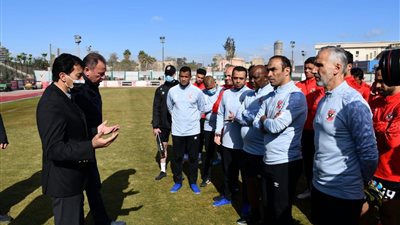 وزير الرياضة والخطيب يشهدان المران الأخير للأهلي قبل السفر إلى قطر