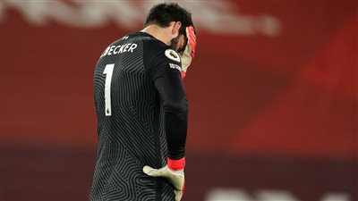 كلوب يسخر من أليسون بعد أخطائه في مباراة مانشستر سيتي 