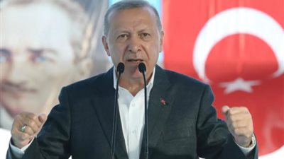 سجن 6 منهم بعد إغلاق جرائدهم.. أردوغان يواصل التنكيل بالصحفيين