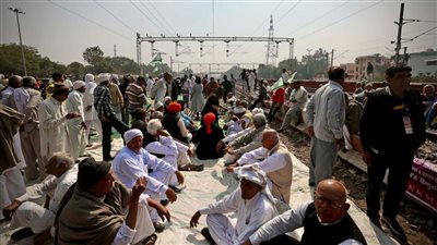 مزارعون يغلقون القطارات في شمال الهند احتجاجًا على القوانين الجديدة