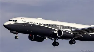 أجزاءها تطايرت في الهواء.. طائرة تهبط اضطراريًا في أحد مطارات أمريكا