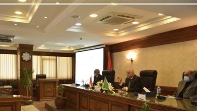 محافظ الجيزة يجتمع برئيس هيئة الطرق والكباري والشركات المنفذة