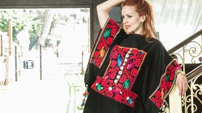 مصممة أزياء: الأفارقة يرتدون كافة الألوان لزيادة إسمرارهم (فيديو)