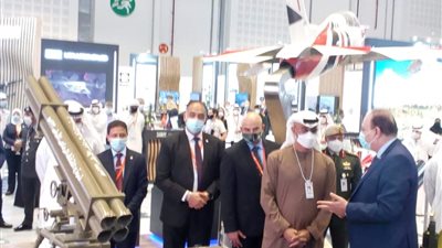 خلال تفقده لجناحها بمعرض IDEX 2021.. 