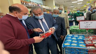 وزير التموين يتسكمل جولته المسائية فى أسوان بتفقد أسواق الجملة