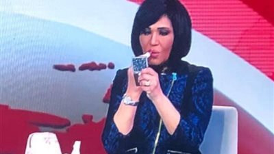 موقف محرج لمذيعة بالقناة الأولى.. ومتابعون يسخرون (صورة)