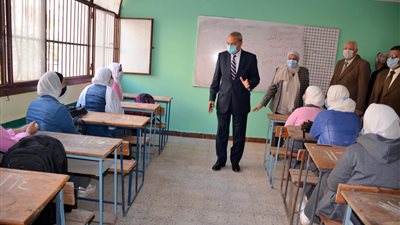 محافظ القليوبية يتفقد لجان امتحان الفصل الدراسي الأول بمدارس مدينة بنها 