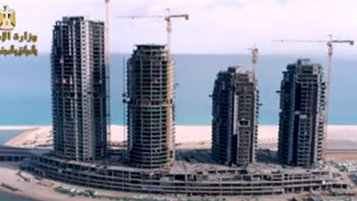 شاهد.. انتهاء الهيكل الخرساني لـ15 برجا في شاطئ العلمين الجديدة