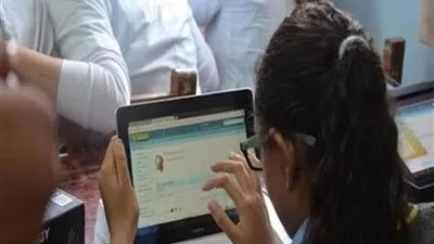 تعطل التابلت ومد الامتحان.. مشاهد اليوم الأول لاختبار أولى ثانوي