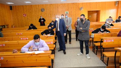 رئيس جامعة المنصورة يتابع سير امتحانات الفصل الدراسي الأول (صور)