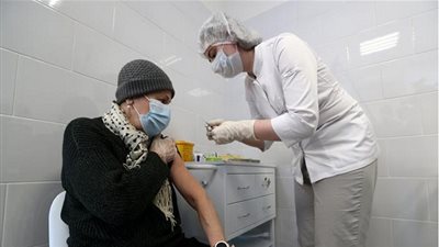 بعد فتح وزارة الصحة باب التسجيل.. هل المتعافي من كورونا بحاجة لتلقي اللقاح؟